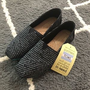 Toms Classic Black with hashtag design NWT